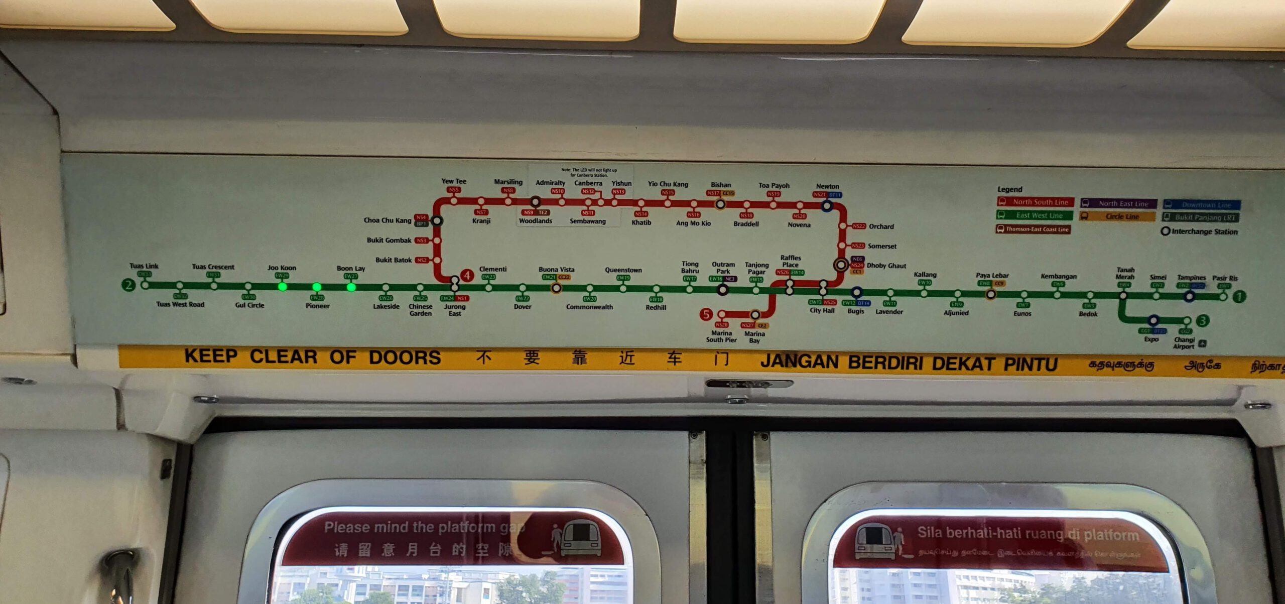 MRT Singapur im Zug